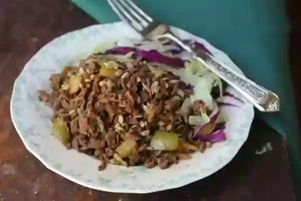 This low carb Asian beef salad is so easy! from Lowcarb-ology.com