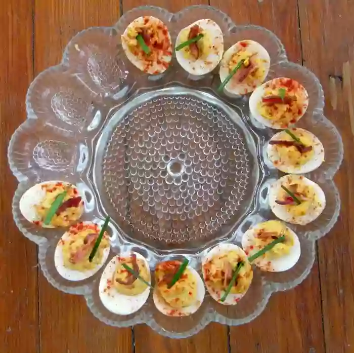 deviled eggs with chipotle and bacon | lowcarb-ology.com