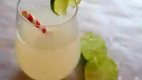 low-carb tom collins cocktail recipe is a delicious classic reworked to have only .6 carbs per serving - Lowcarb-ology.com