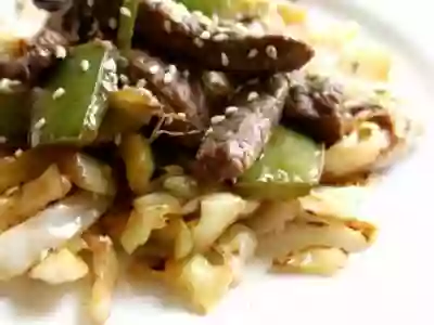 low carb spicy beef lo mein with just 4.9 carbs per servings -- quick and easy! Lowcarb-ology.com