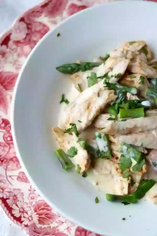 Easy Low Carb Asparagus Chicken Alfredo recipe has just 4.6 net carbs per serving. SO good! 