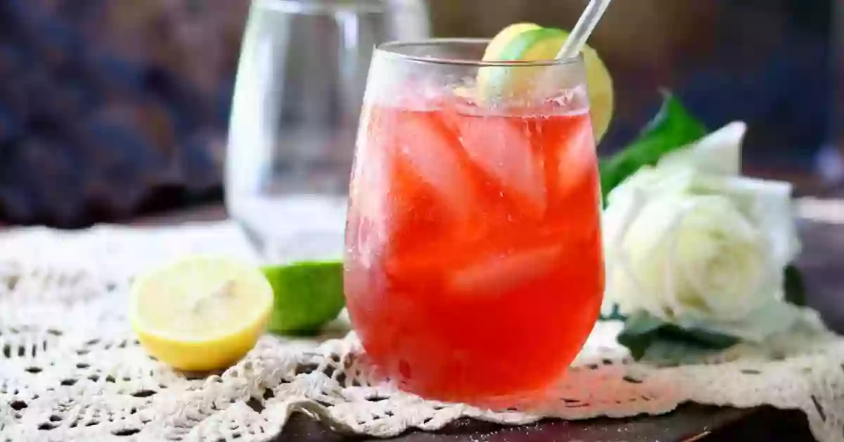 This low carb summer bourbon cocktail recipe is light and refreshing, sweet and tangy, and perfect for long summer afternoons! From Lowcarb-ology.com