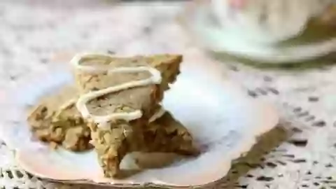 These autumn spice scones have just 3 net carbs each! They are so good! From RestlessChipotle.com