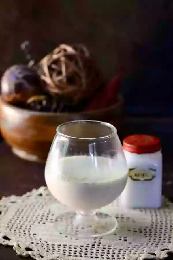 Just 1 net carb! Low carb, hot bourbon milk punch recipe is a warm cup of comfort on a chilly day! This classic Southern cocktail is deceptively sweet and milky. From lowcarb-ology.com