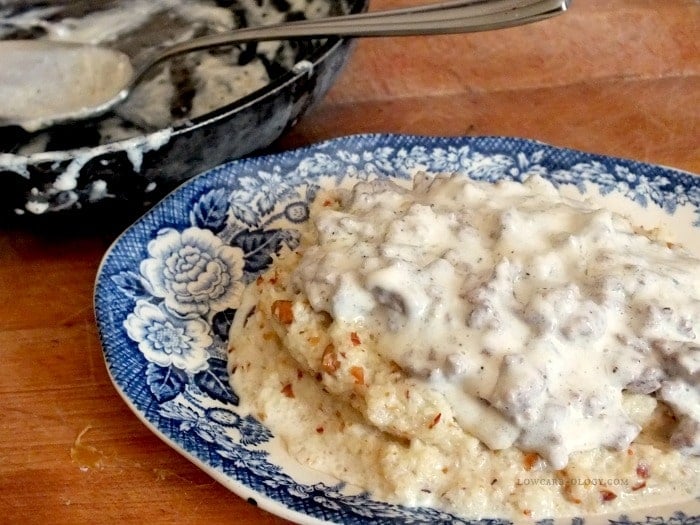 feature image low carb grits and gravy|lowcarb-ology.com