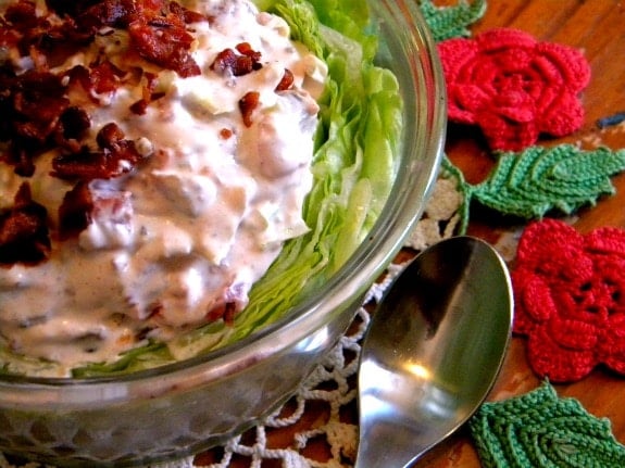 low-carb blt dip is smoky, spicy, creamy, crunchy yumminess that will keep you on your low carb eating plan -- lowcarb-ology.com