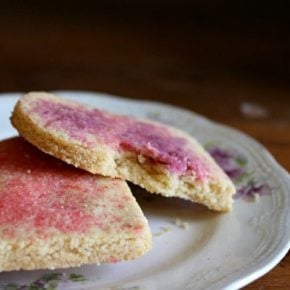 low carb vanilla bean sugar cookies are crumbly,buttery goodness -- and so pretty! lowcarb-ology.com