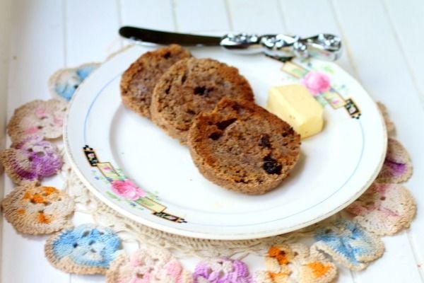 Easy low carb cinnamon bread recipe has a sprinkle of raisins but is still just 4.3 net carbs! Atkins friendly low carb breakfast. From Lowcarb-ology.com